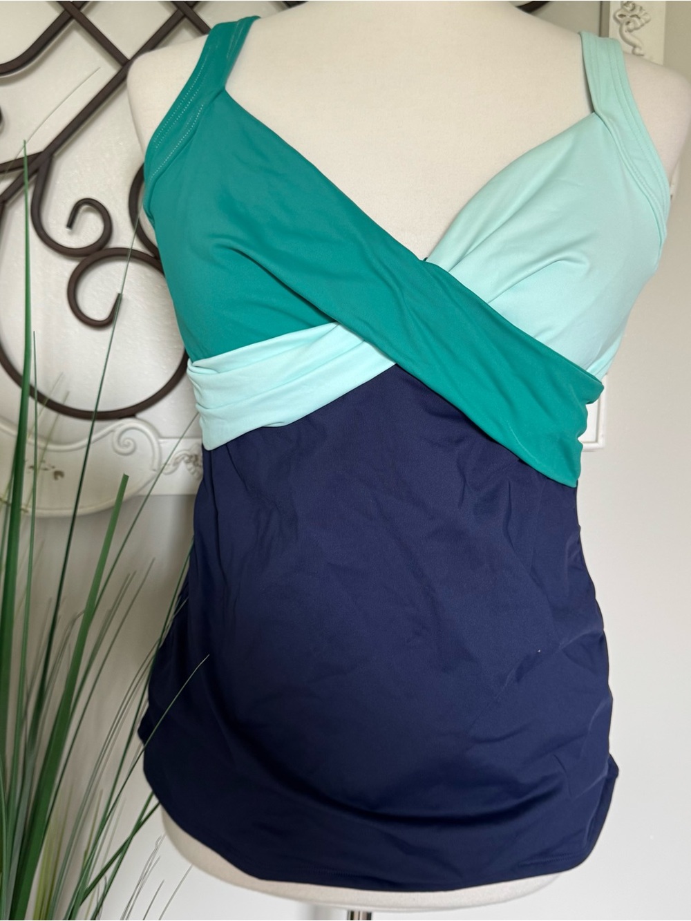 LANDS’ END Size 10 Underwire Tankini Swimsuit Top in Green and Blue
